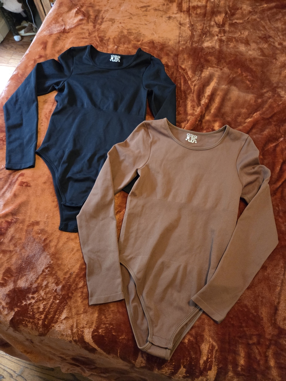 Long-Sleeve Ribbed Bodysuit Top - Black & Brown